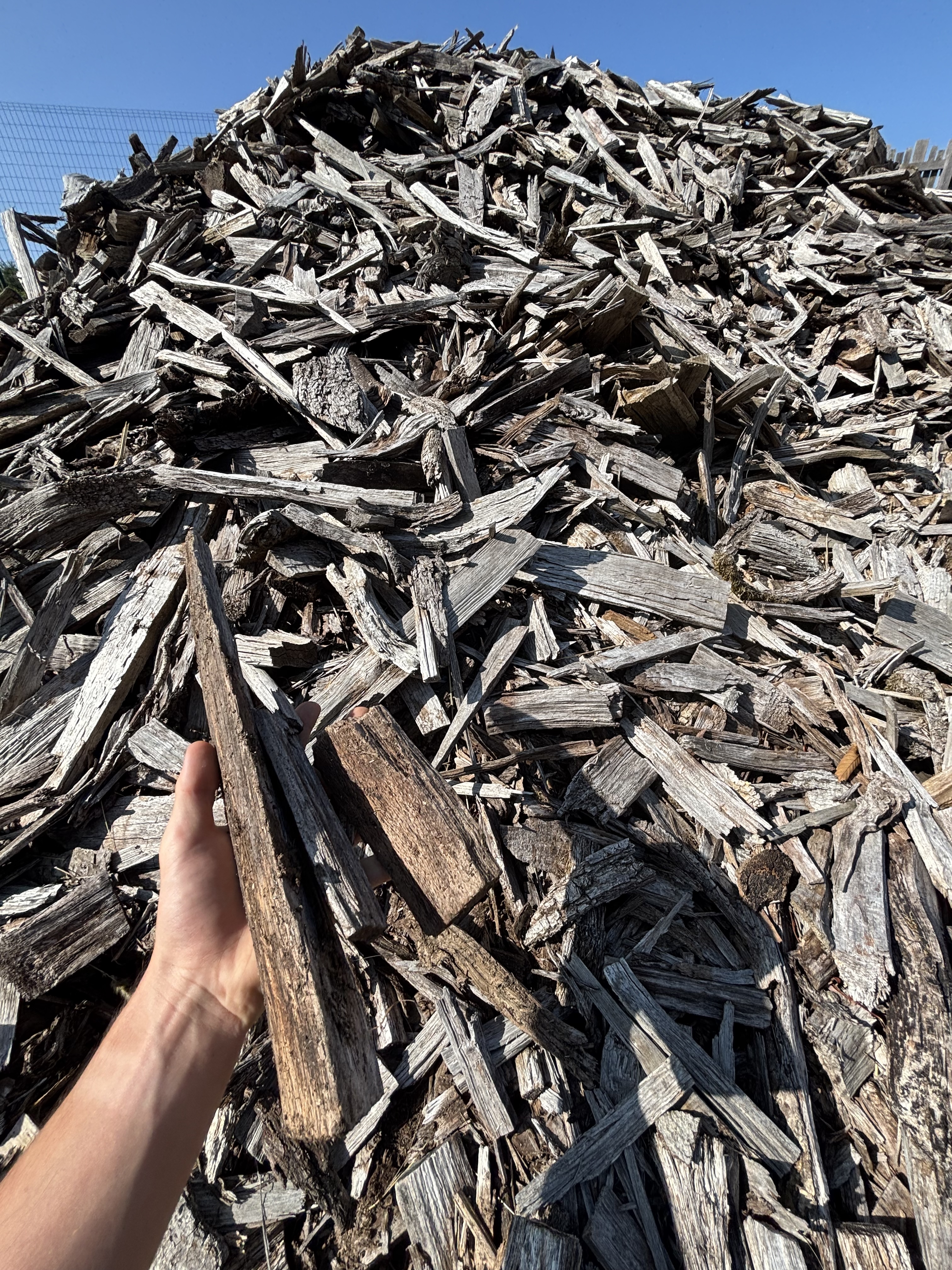 Détail de morceaux de bois d’allumage en vrac