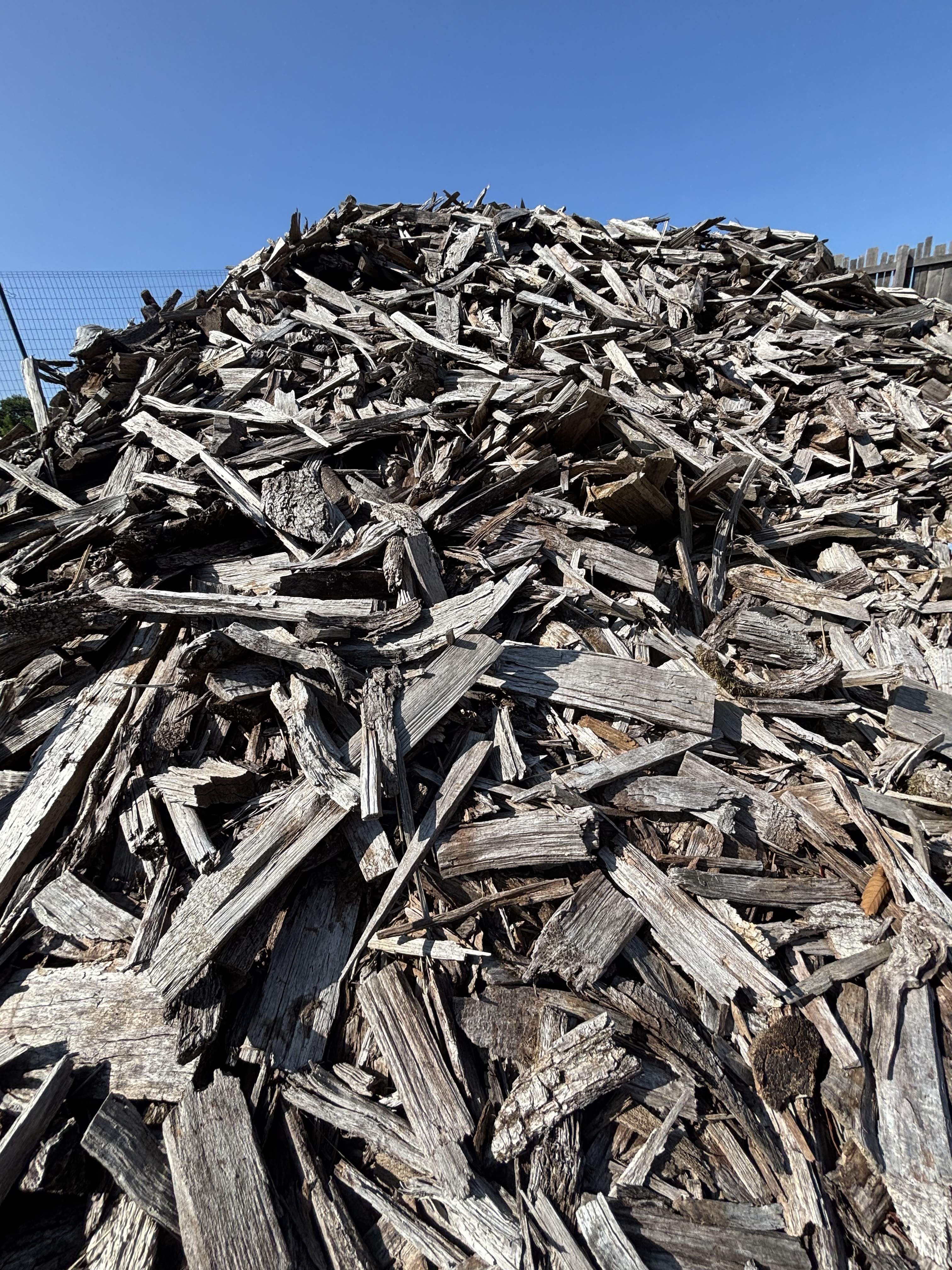 Stock de bois d’allumage en vrac à Treffléan près de Vannes