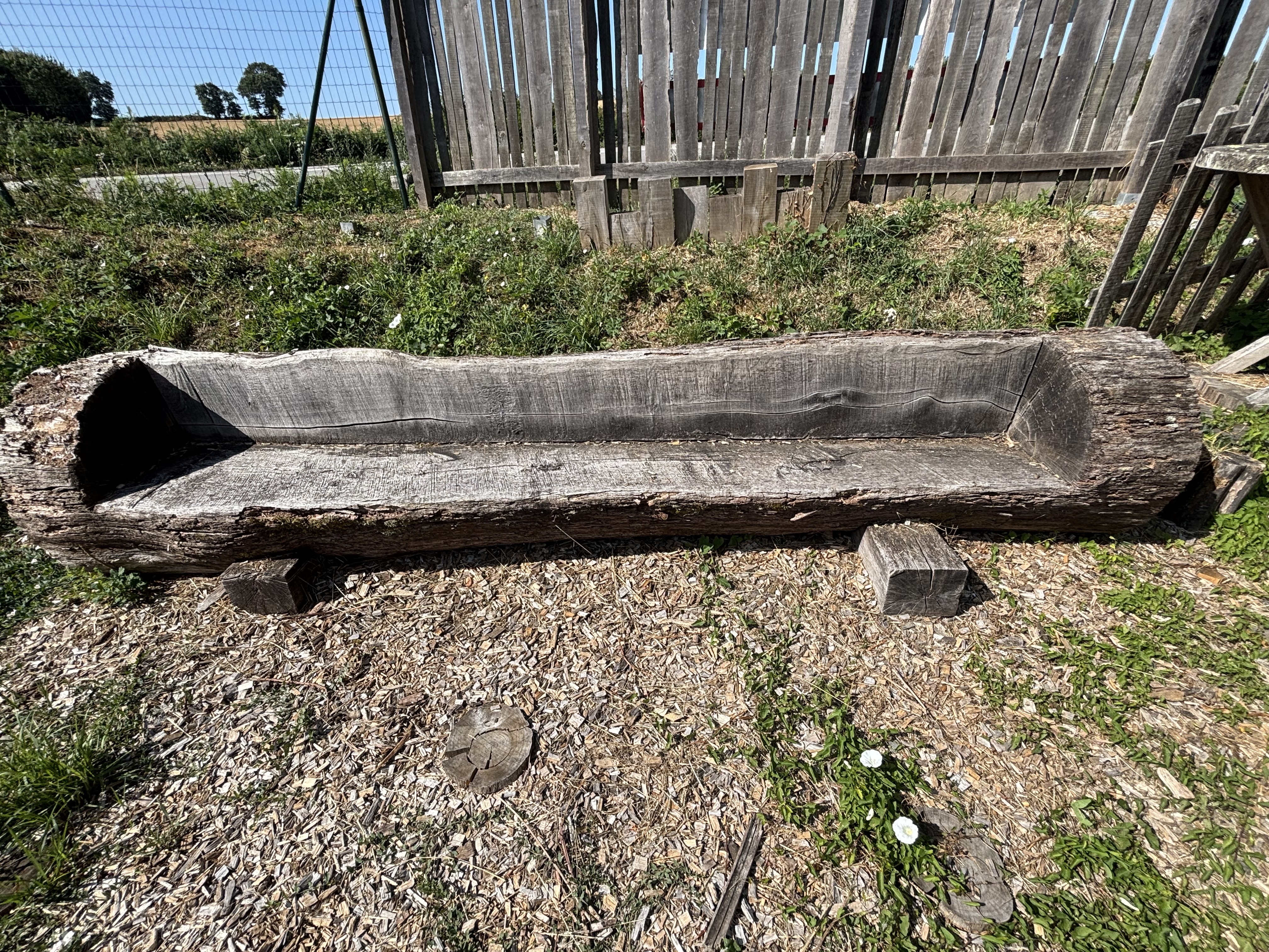 Banc en bois disponible au dépôt de Treffléan