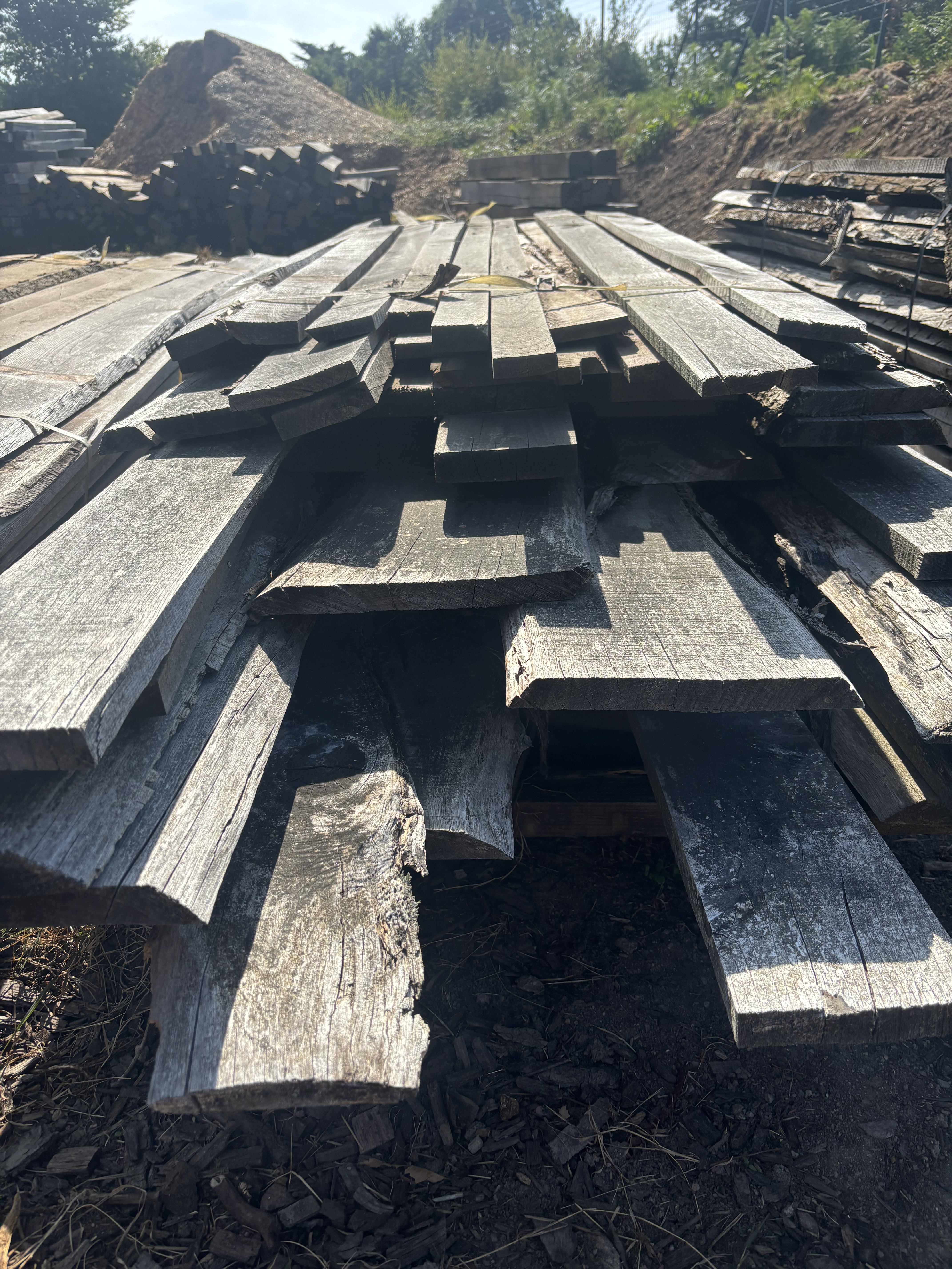 Lot de planches en châtaignier disponible au dépôt près de Vannes