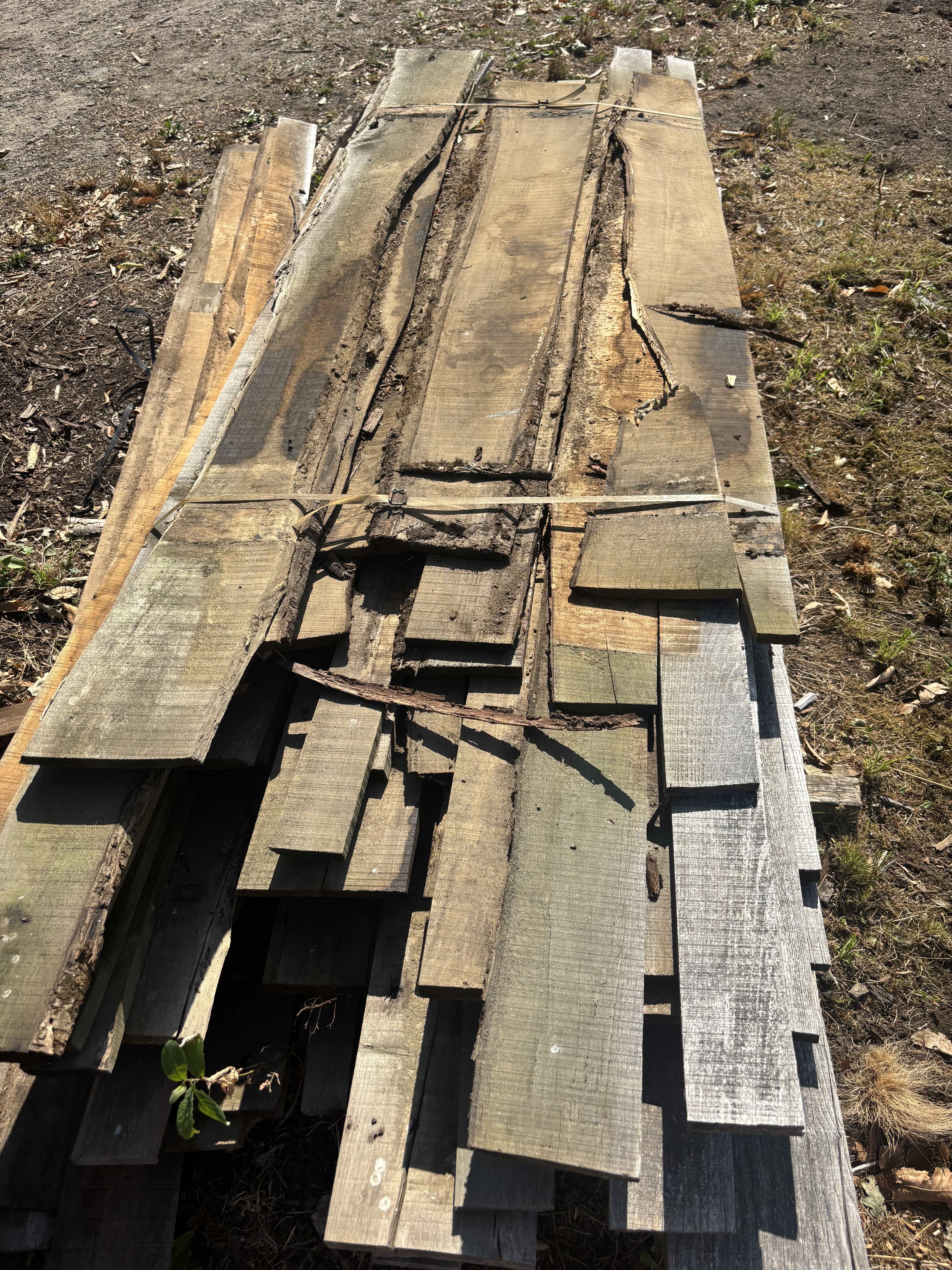 Lot de planches disponible en déstockage au dépôt près de Vannes