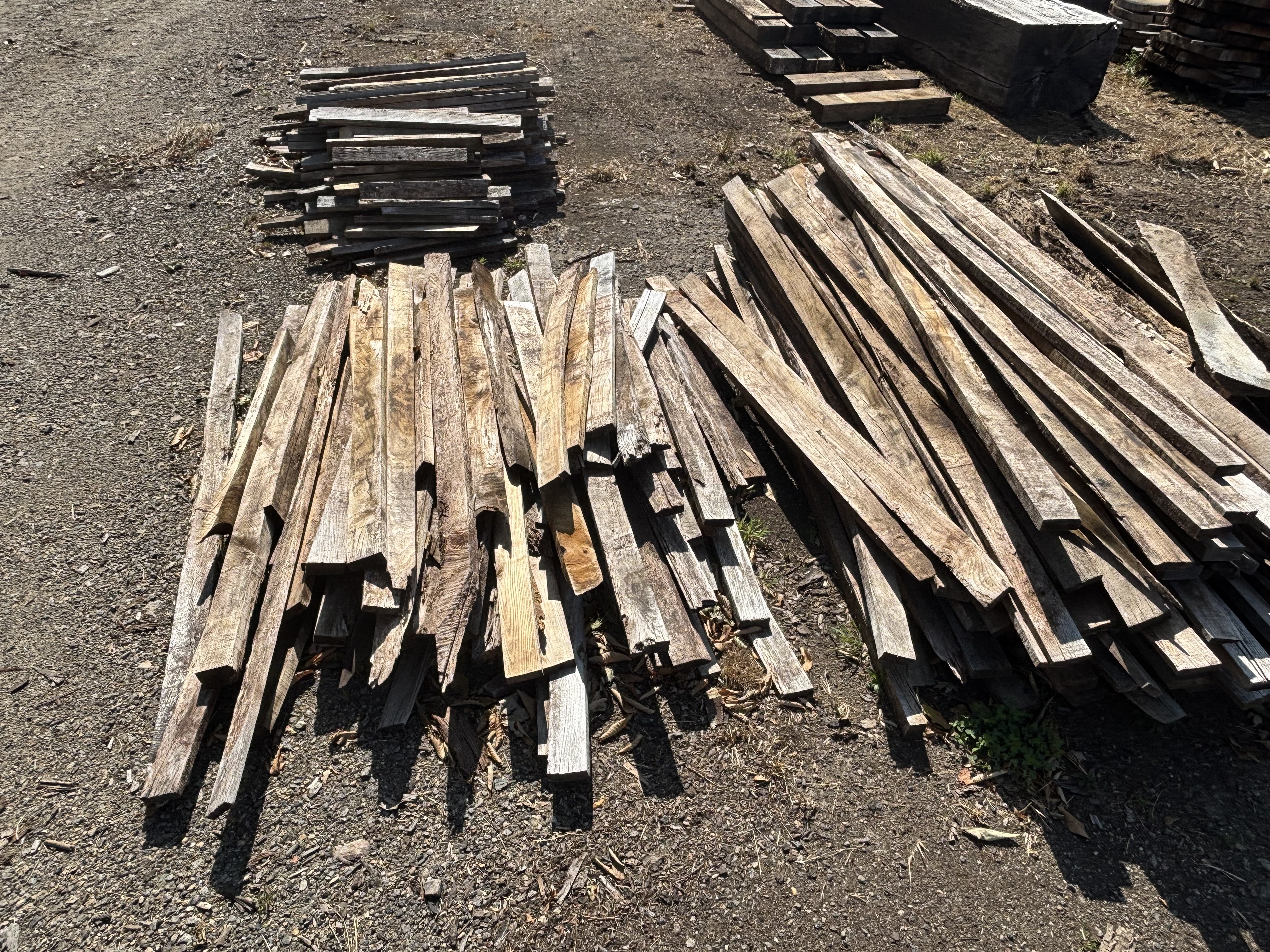 Vieilles planches disponibles en déstockage au dépôt