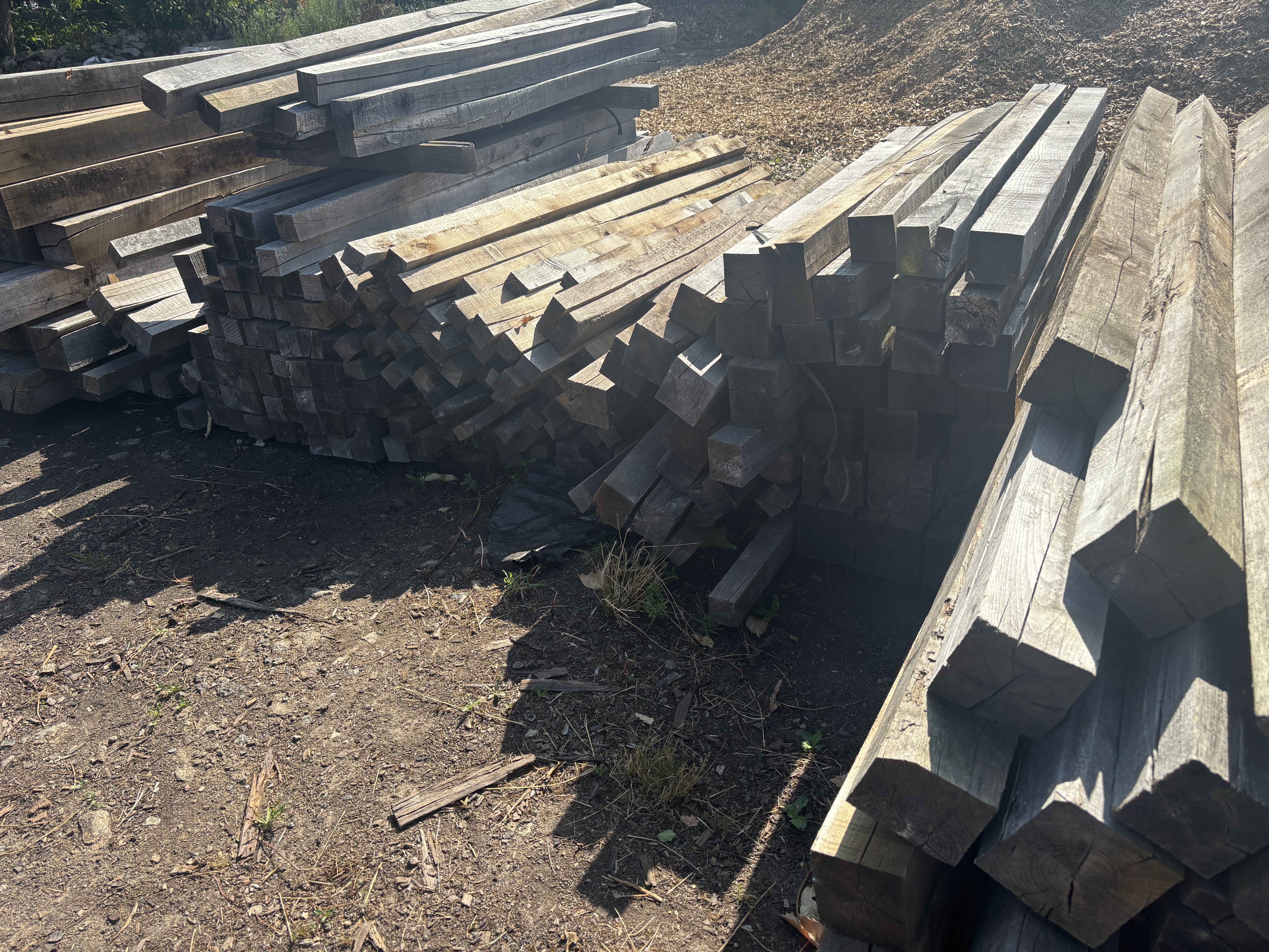 Stock de poteaux en bois de châtaignier près de Vannes